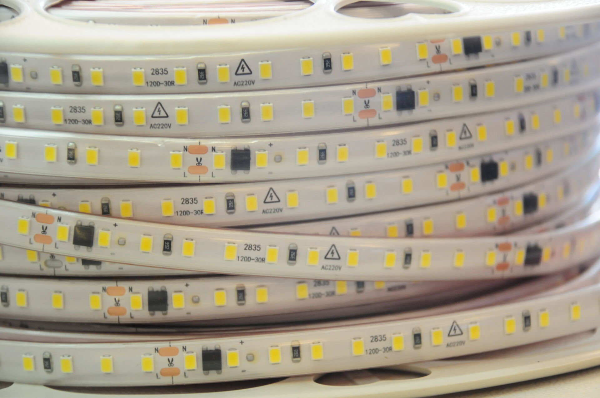 220 VOLT 10CM DE BİR KESİLEBİLEN ŞERİT LED 4000K