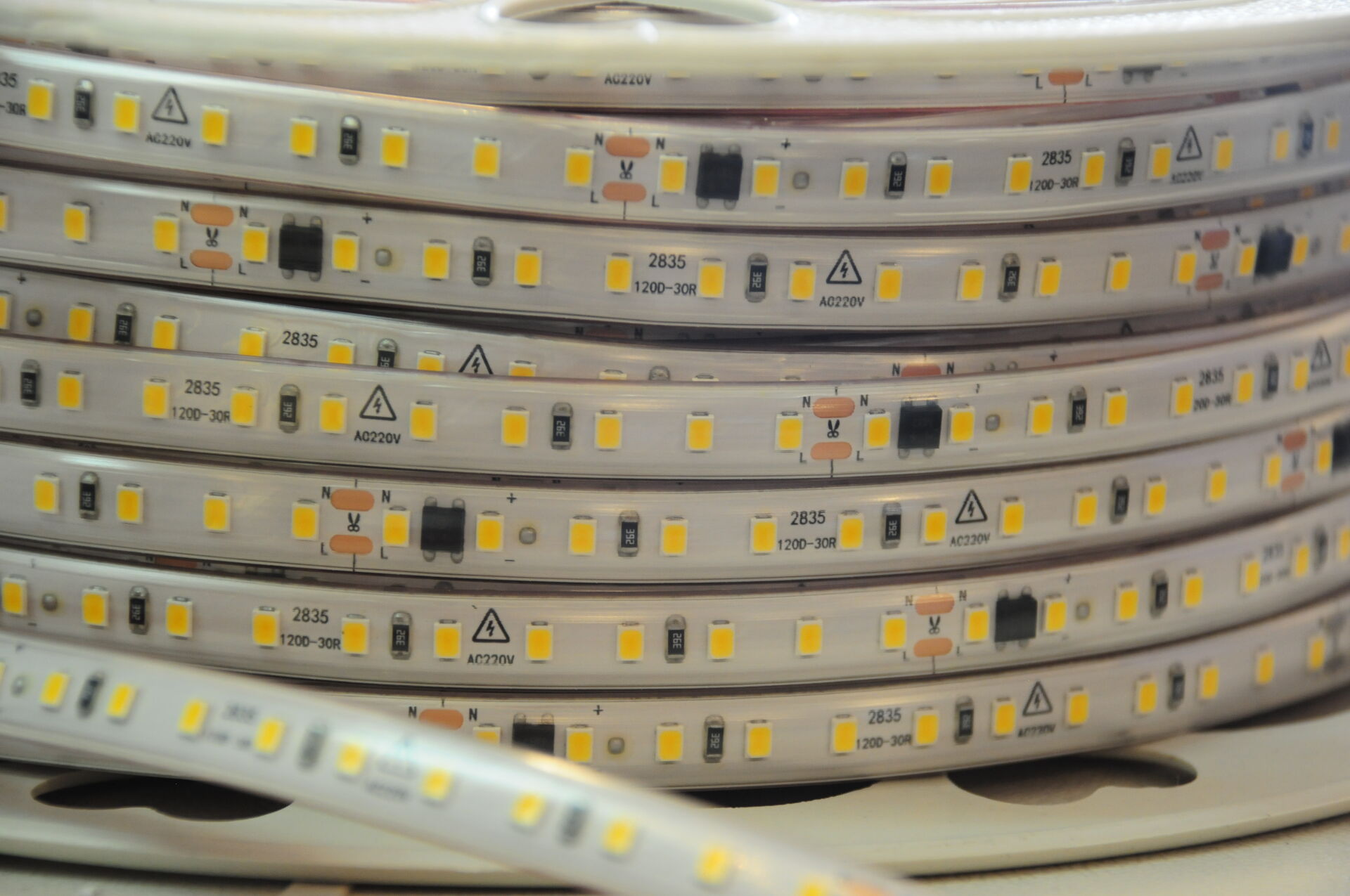 220 VOLT 10 CM DE BİR KESİM GÜNIŞIĞI ŞERİT LED