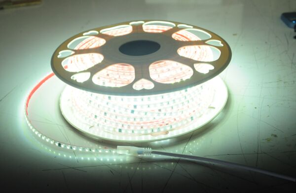 220 VOLT 10 CM DE BİR KESİLEBİLEN BEYAZ ŞERİT LED