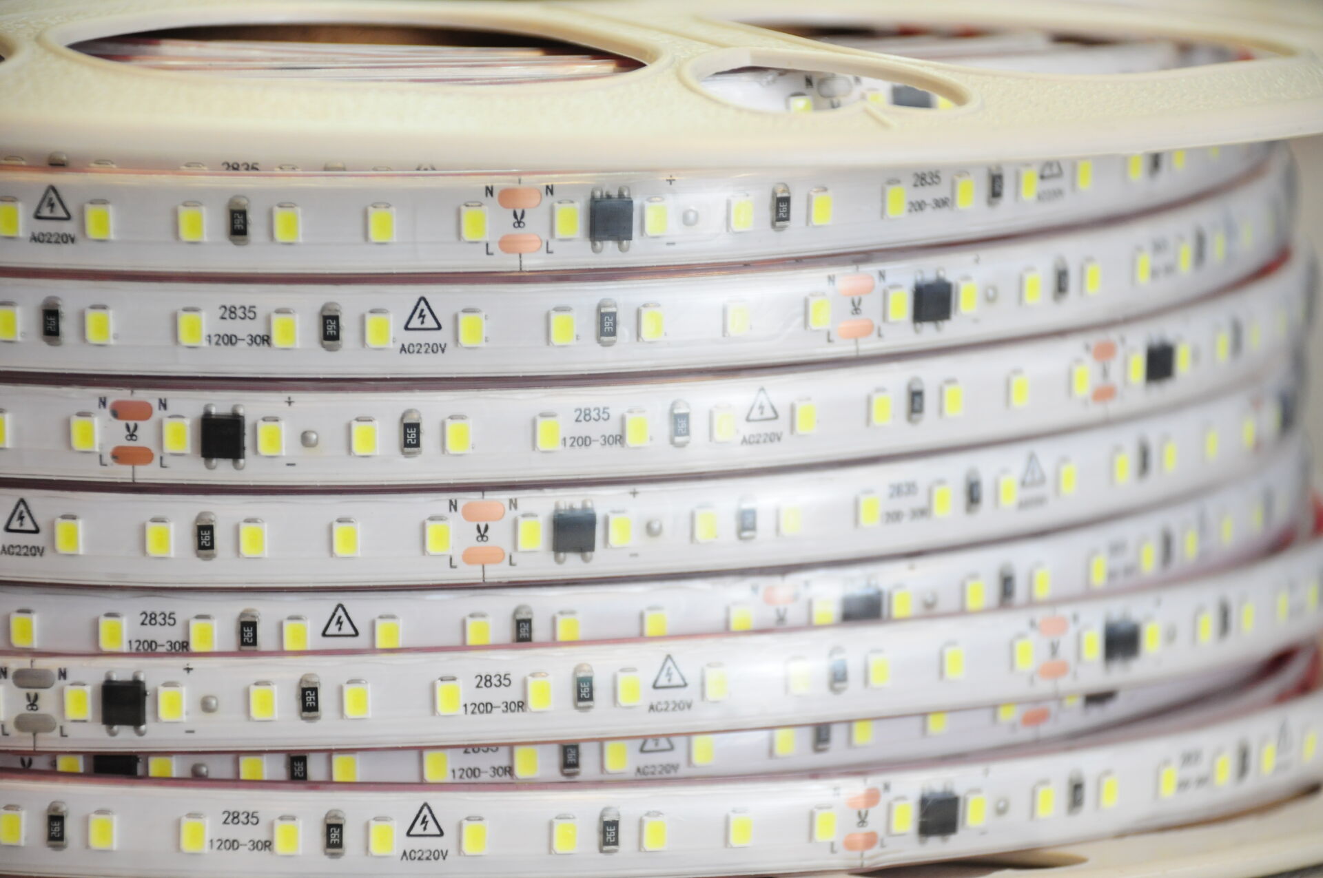 220 VOLT 10 CM DE BİR KESİLEBİLEN BEYAZ ŞERİT LED